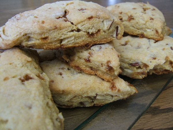 Apple currant cornmeal scones