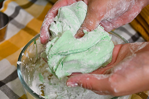 Kneading corn slime to mix it together